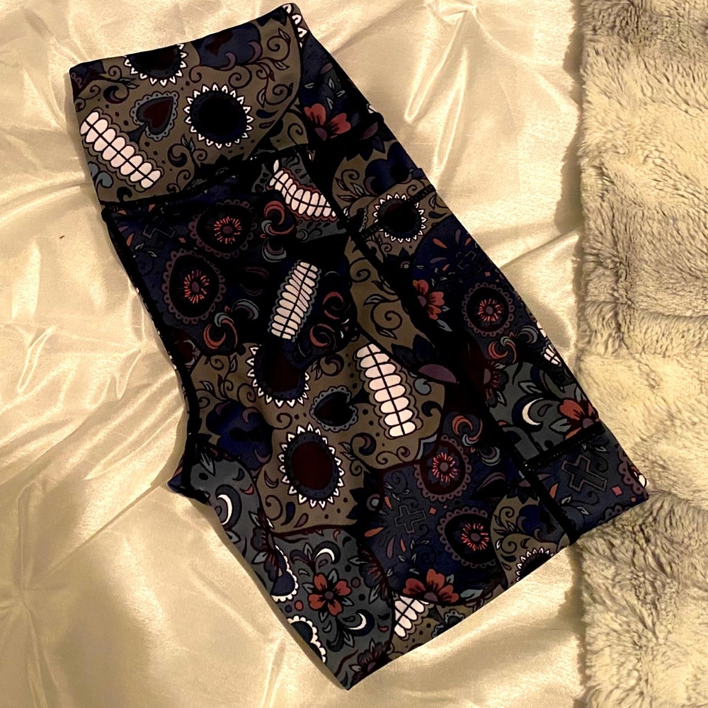 NWOT CVG Midnight Skulls Capris